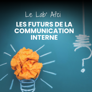 Visuel du Lab’Afci « Les futurs de la communication interne » : une ampoule en papier froissé orange et un point d’interrogation dessinés sur un fond bleu.