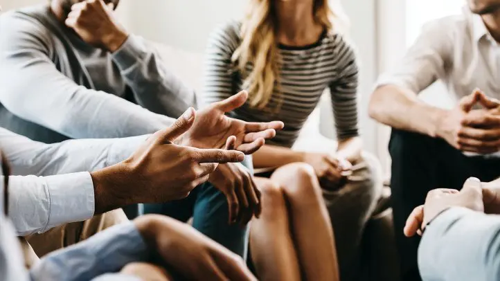 Visuel de l’atelier « Ouvrir la conversation » de l’Afci une photographie ede personnes échangeant en groupe.