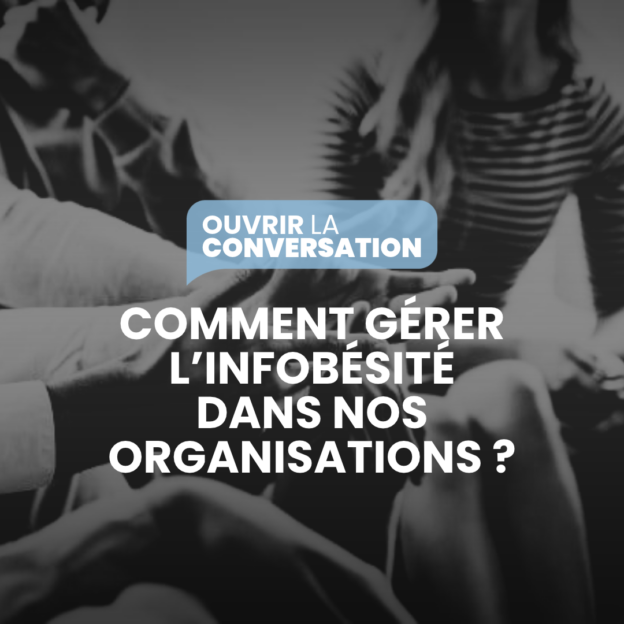 Visuel de l’atelier « Ouvrir la conversation » de l’Afci consacré à l’infobésité dans les organisations. En arrière-plan, une photographie en noir et blanc de personnes échangeant en groupe.